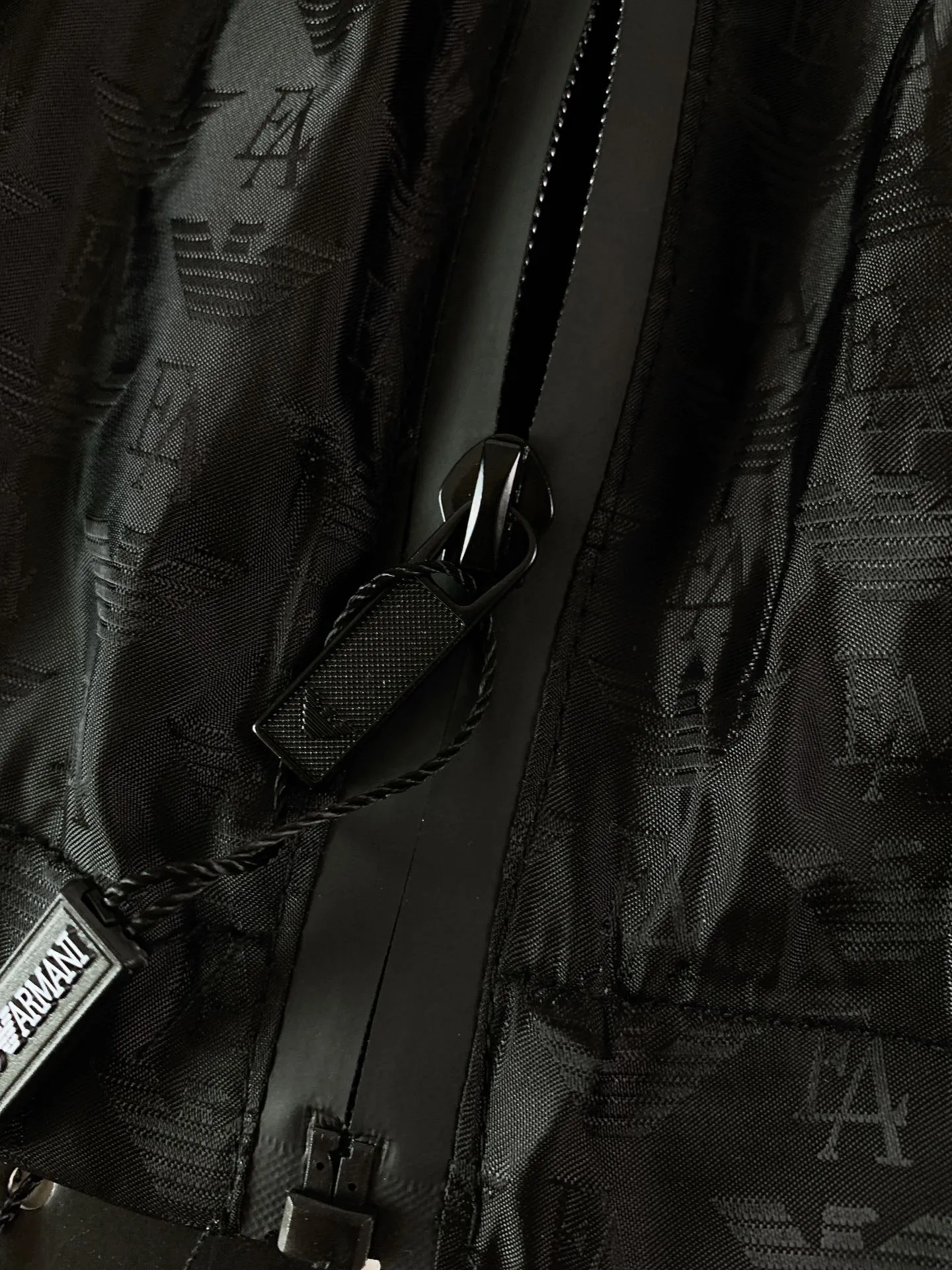Em Porio Armani Armani Casual Hooded Jacket Windbreaker Jacket 🧥, the upper body becomes slimmer and whiter in seconds, the handle is perfect, and hardware accessories are provided for decoration. Suitable for both business, commuting and leisure, you can be satisfied with various daily outfits. The upper body is full of style and full of high-end sense! Pockets are designed on both sides of the body, making these designs more convenient and practical! Premium custom hardware engraved zipper pull accessories and Classic triangle logo decoration on the chest increase the overall sense of layering, making a simple jacket instantly rich! ! It keeps you warm and adds layering to your outfit, and the upper body effect is great …………………………………………………… ❥∙Size: M-3XL